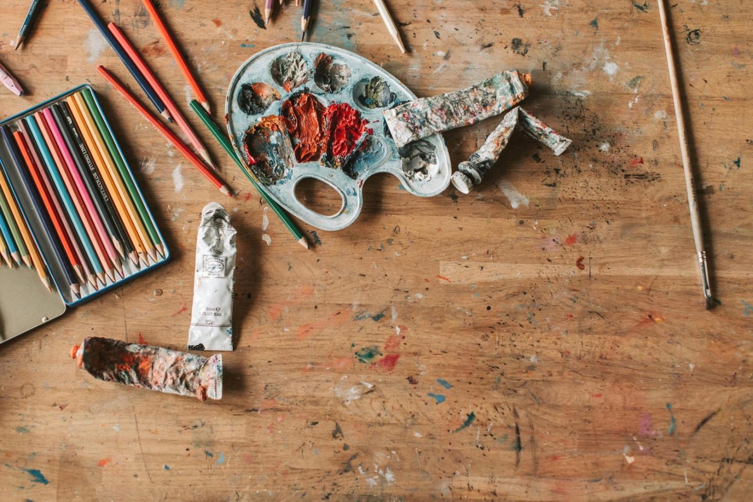 Atelier d'aquarelle avec participants concentrés sur leurs créations